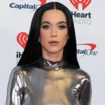 Cantora americana Katy Perry, que fará uma grande turnêm em 2025, posando com seu vestido prateado para foto oficial tirada no festival IHeartRadio z100's Jingle Ball 2024