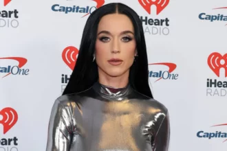 Cantora americana Katy Perry, que fará uma grande turnêm em 2025, posando com seu vestido prateado para foto oficial tirada no festival IHeartRadio z100's Jingle Ball 2024