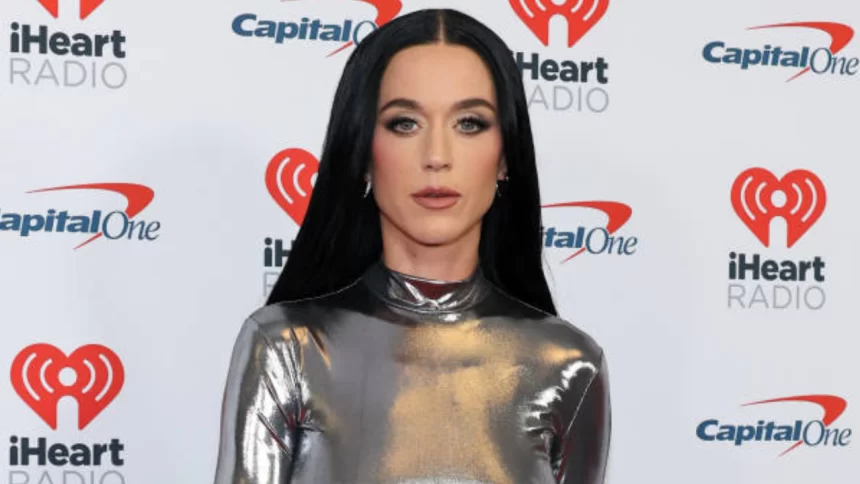 Cantora americana Katy Perry, que fará uma grande turnêm em 2025, posando com seu vestido prateado para foto oficial tirada no festival IHeartRadio z100's Jingle Ball 2024