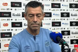 Pedro Caixinha concedeu entrevista coletiva nesta quarta-feira (29) e comentou sobre chegada de Neymar