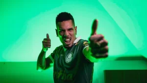 Paulinho é apresentado no Palmeiras