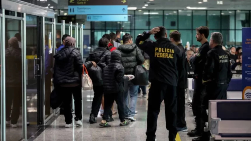 Agentes da receita federal recebendo pessoas que estão retornando para o Brasil após serem deportadas dos EUA