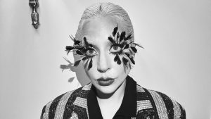 Site de Lady Gaga adota estética do álbum “Born This Way”