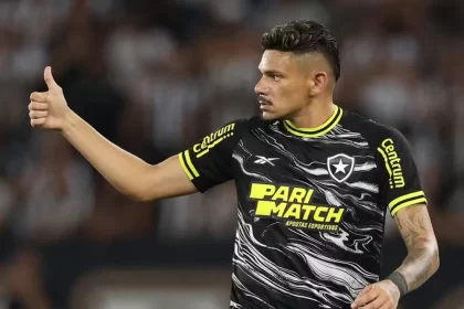 Foto destaque: Chegada de Tiquinho representa um movimento importante para o Santos (reprodução: Vítor Silva/Botafogo/GE)