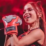 Anitta agita Fortaleza em evento pré-carnavalesco