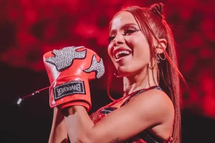 Anitta agita Fortaleza em evento pré-carnavalesco