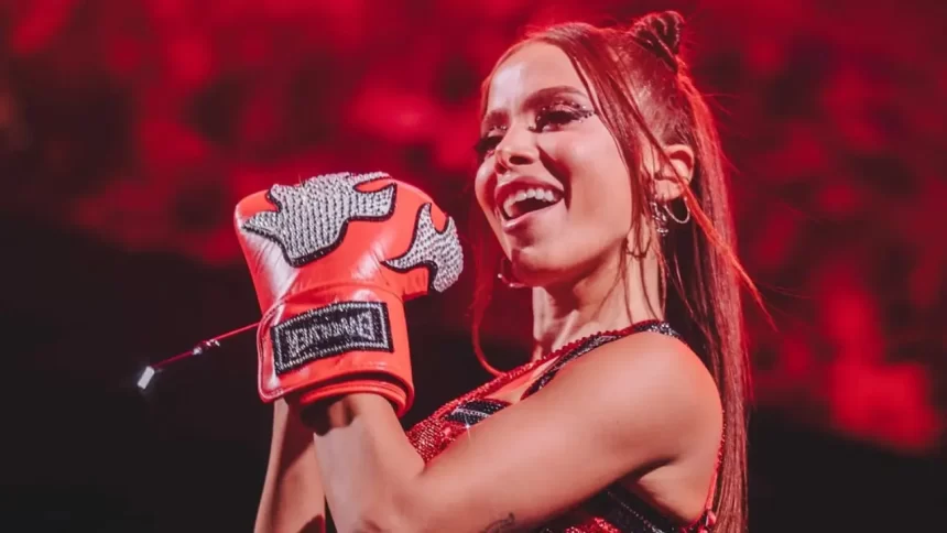 Anitta agita Fortaleza em evento pré-carnavalesco