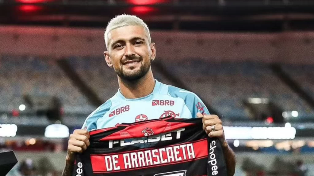 Arrascaeta recebe a camisa 10 do Flamengo de forma oficial 