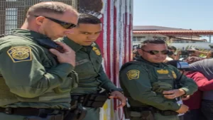 Agentes de Trump prendem imigrantes ilegais em suas casas, em Chicago