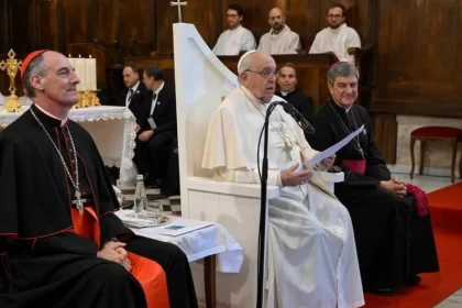 O Papa e sacerdotes em reunião na Corsica