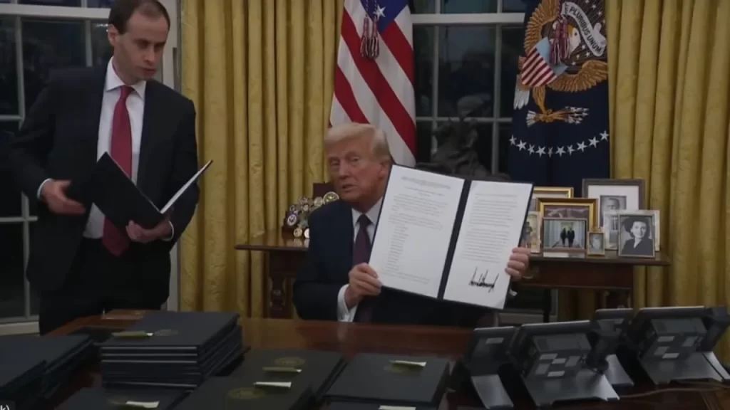 Donald Trump concede perdão aos manifestantes acusados de invadir Capitólio em 2021