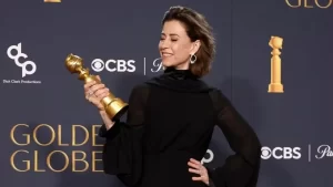 Minimalismo digno de prêmio: confira o look de Fernanda Torres para o Globo de Ouro 2025