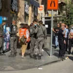 Pessoas reunidas após interdição de rua em Tel Aviv