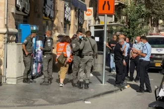 Pessoas reunidas após interdição de rua em Tel Aviv