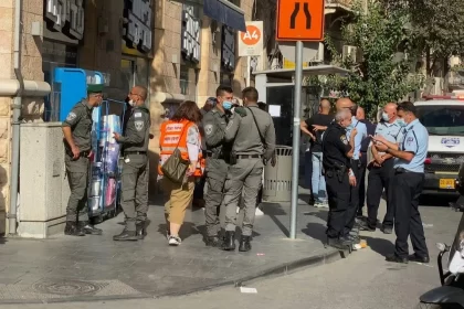 Pessoas reunidas após interdição de rua em Tel Aviv