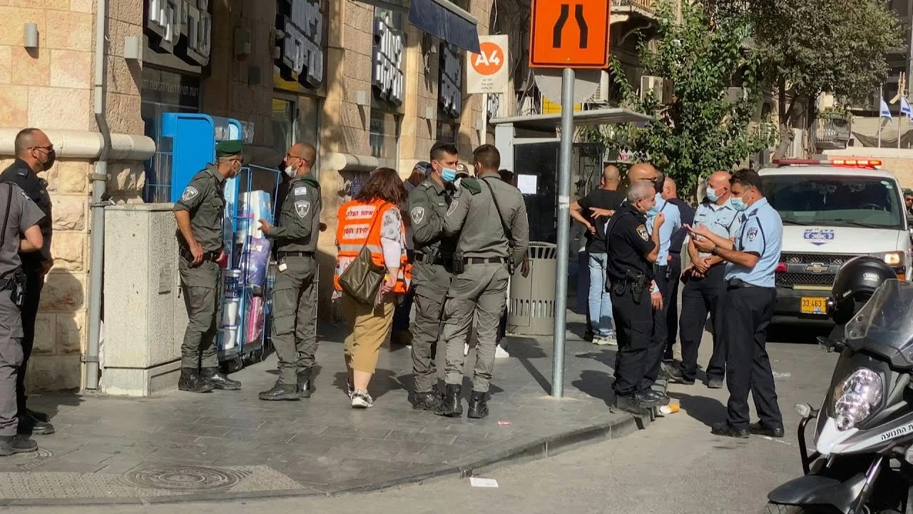 Pessoas reunidas após interdição de rua em Tel Aviv