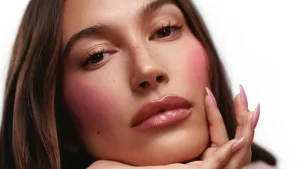 Hailey Bieber e os truques de beleza que viraram tendência em 2024