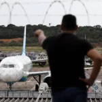 Avião que trouxe brasileiros deportados dos EUA