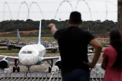 Avião que trouxe brasileiros deportados dos EUA