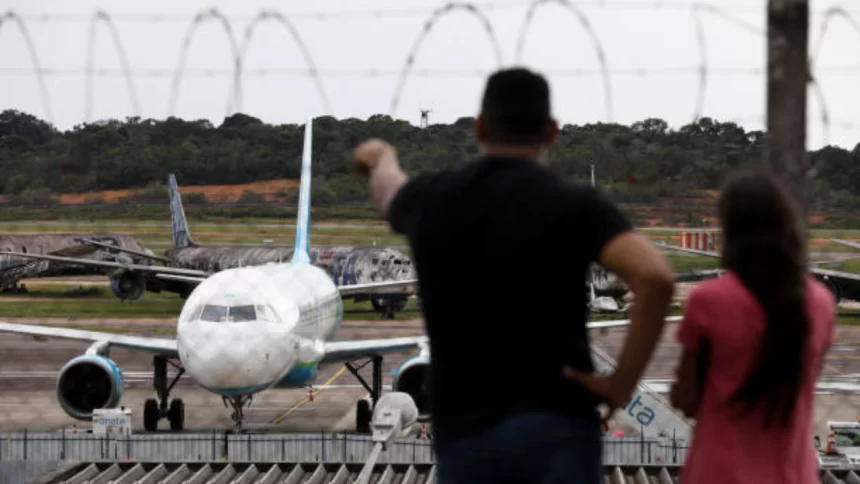 Avião que trouxe brasileiros deportados dos EUA