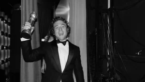 Jeremy Allen White será protagonista de nova série bissexual da Netflix