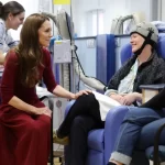 Kate Middleton surpreende pacientes de câncer com visita ao hospital