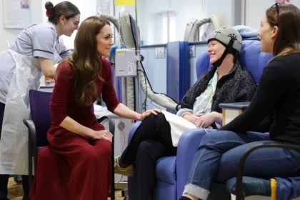 Kate Middleton surpreende pacientes de câncer com visita ao hospital