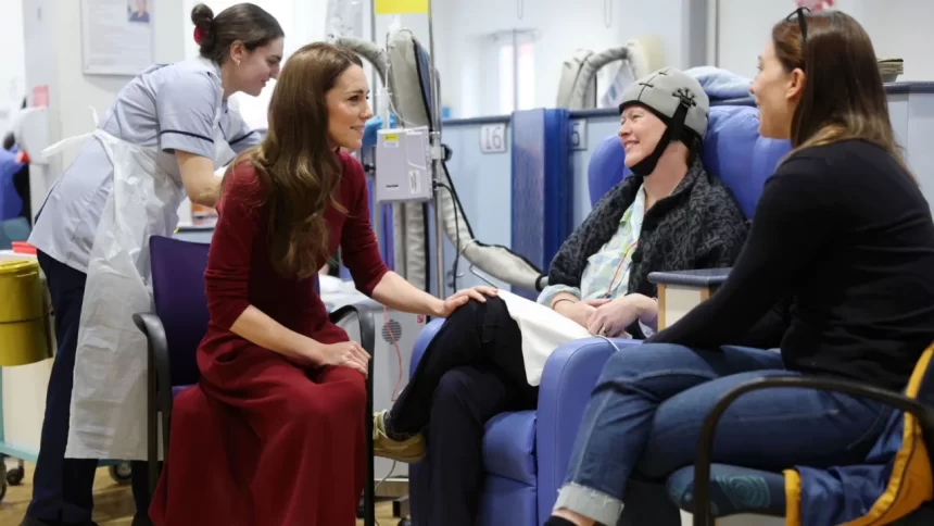 Kate Middleton surpreende pacientes de câncer com visita ao hospital