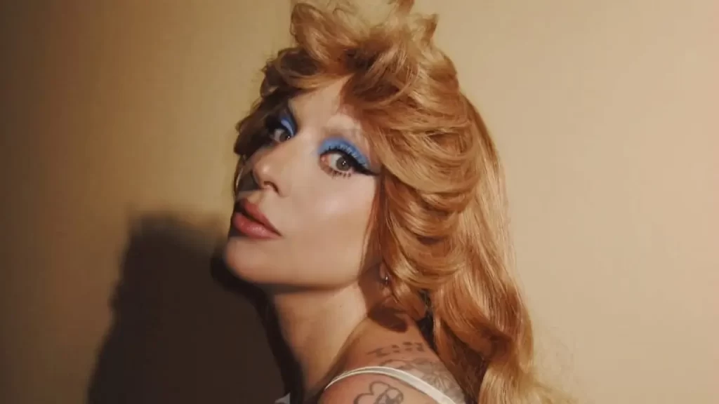 Lady Gaga anuncia lançamento de novo álbum em telões de Nova York