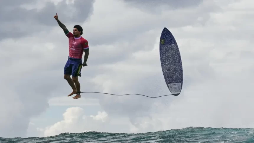 Foto Destaque: Gabriel Medina nos Jogos Olímpicos de Paris 2024 (Reprodução/Jerome Brouillet/AFP)