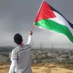 Homem segurando a bandeira da palestina