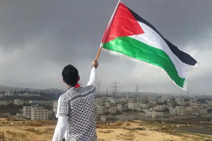 Homem segurando a bandeira da palestina