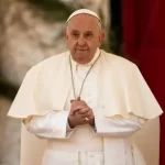 Papa Francisco sofre queda e machuca braço, porém mantém agenda