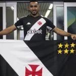 Foto destaque: Payet em chegada ao Rio. (Reprodução/Daniel Ramalho/Clube de Regatas Vasco da Gama)