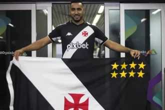 Foto destaque: Payet em chegada ao Rio. (Reprodução/Daniel Ramalho/Clube de Regatas Vasco da Gama)