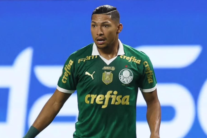 Rony em campo pelo Palmeiras na última temporada