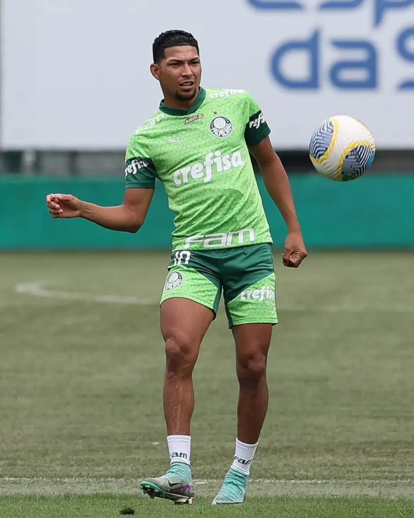 Rony durante treino no Palmeiras na última temporada