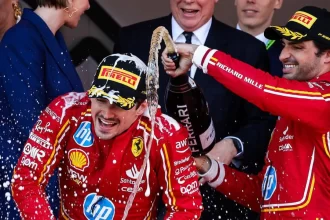 Carlos Sainz agradece Charles Leclerc pelos anos juntos na Ferrari