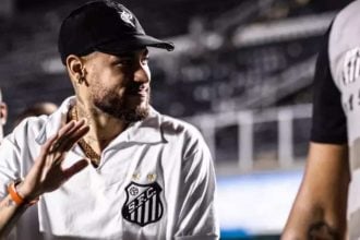 Segundo Fabrizio Romano, os clubes e o estafe de Neymar fecharam um acordo verbal, e, a partir desta segunda-feira, 27, iniciam os trâmites burocráticos para formalizar a negociação