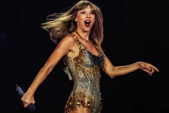 Taylor Swift no palco da sua turnê mundial de sucesso