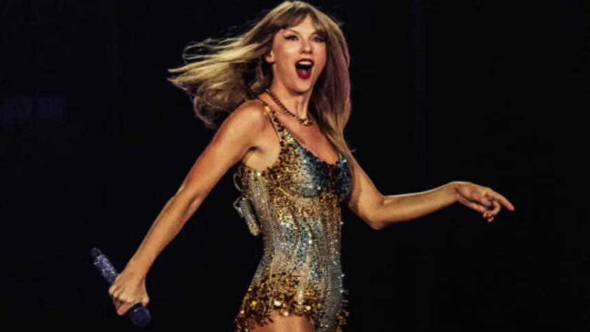 Taylor Swift no palco da sua turnê mundial de sucesso