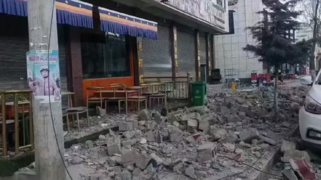 Terremoto entre Tibete e Nepal causa destruição e deixa mais de 100 mortos