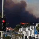 Ventos se intensificam e preocupam equipe de combate às chamas em Los Angeles