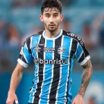 Foto Destaque: Villasanti defendendo o Grêmio. (Reprodução/Lucas Uebel/Grêmio)