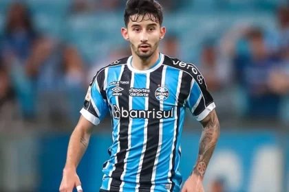 Foto Destaque: Villasanti defendendo o Grêmio. (Reprodução/Lucas Uebel/Grêmio)