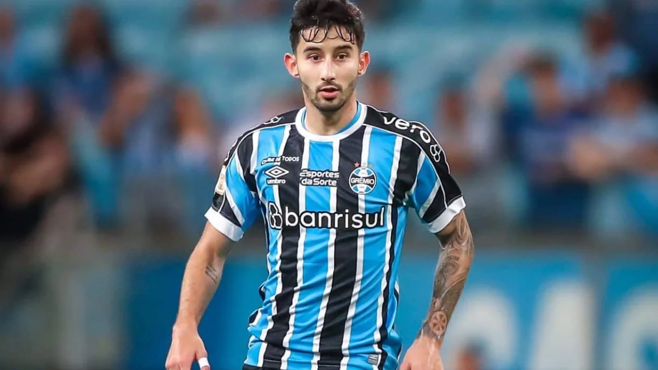 Foto Destaque: Villasanti defendendo o Grêmio. (Reprodução/Lucas Uebel/Grêmio)