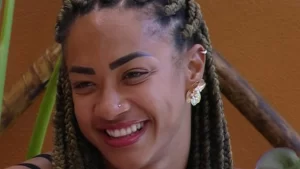 Durante a madrugada, Diogo Almeida massageia Aline Patriarca