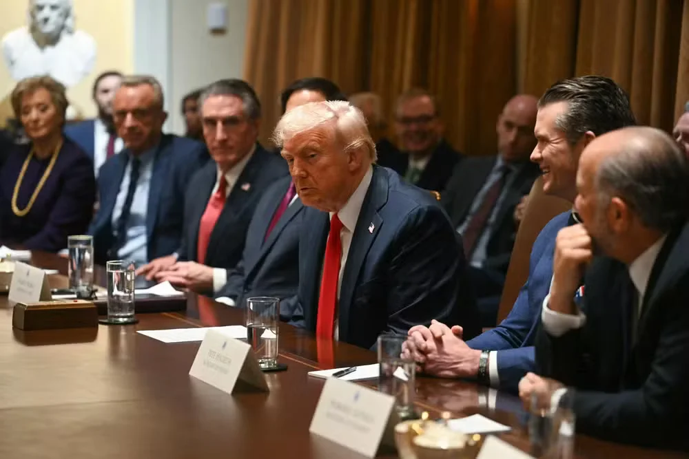 Donald Trump em primeira reunião de gabinete 