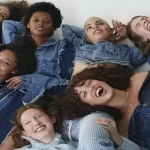 várias garotas se divertindo usando jeans