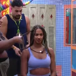 Momento tenso no BBB 25: Vinícius corta sem querer fio do microfone de Aline